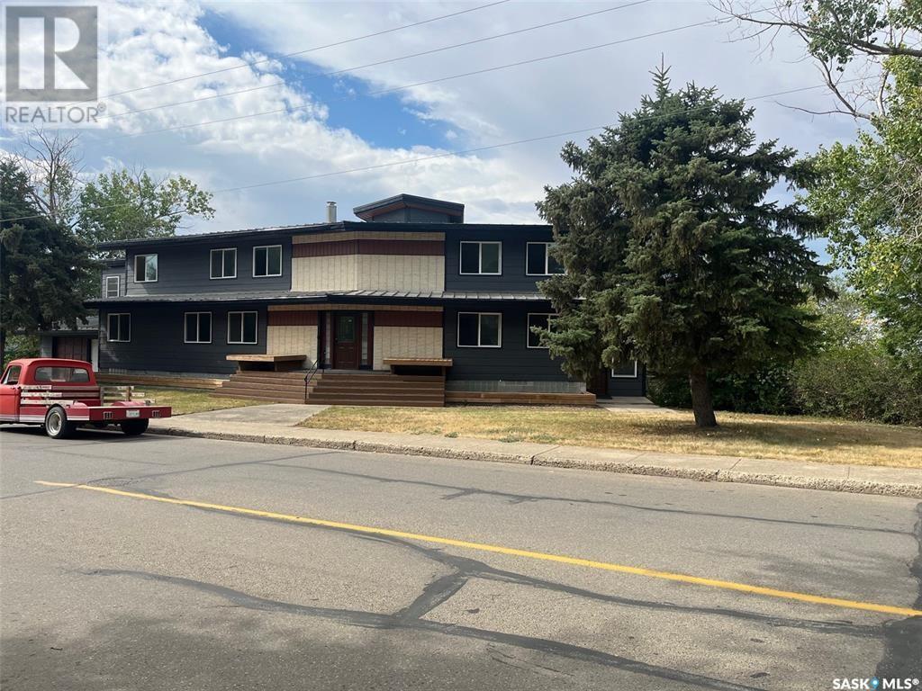 1130 Valley St, Estevan, SK S4A 0E3