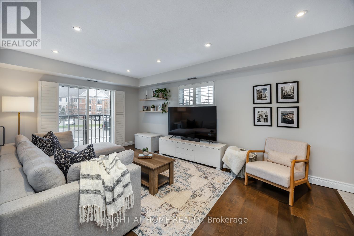 206 102 Aspen Springs Dr, Clarington, ON L1C 5N6