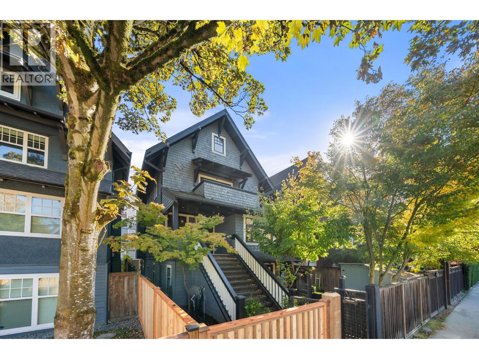 2216 Macdonald St, Vancouver, BC V6K 3Y5