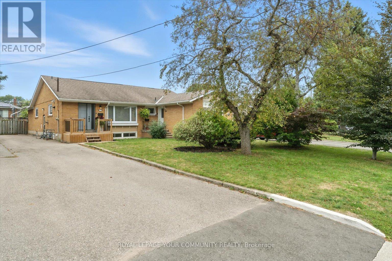 33 Murellen Cres, Toronto, ON M4A 2K6
