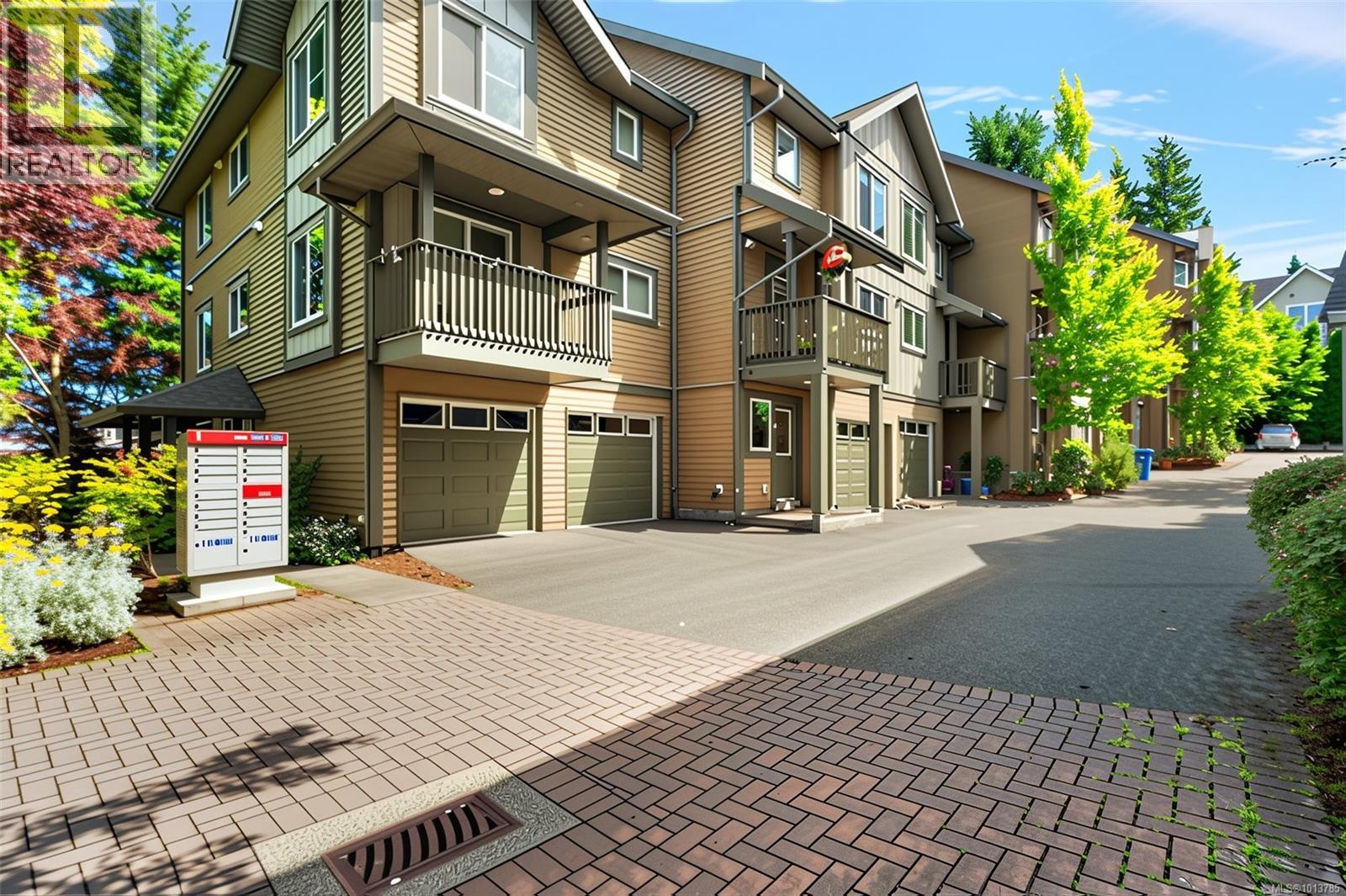1405 Mallek Cres Unit 10 Cres, Victoria, BC V8T 0A3