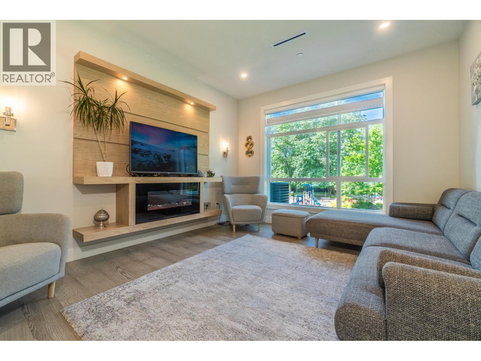 933 Premier Street Unit 11, North Vancouver, BC V7J 0E4