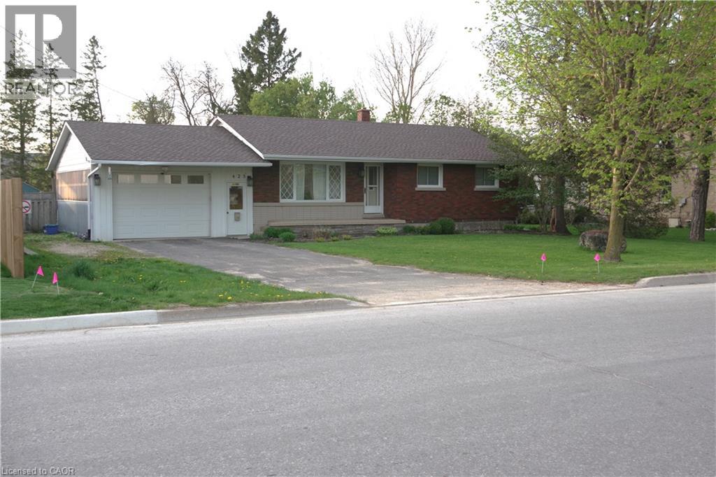 425 Wellington St E, Wellington North, ON N0G 2L2