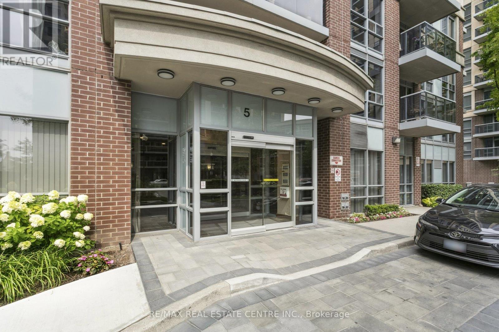 304 5 Michael Power Pl, Toronto, ON M9A 0A3