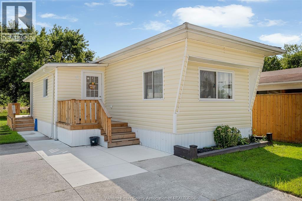9 Maple Dr, Essex, ON N0R 1J0