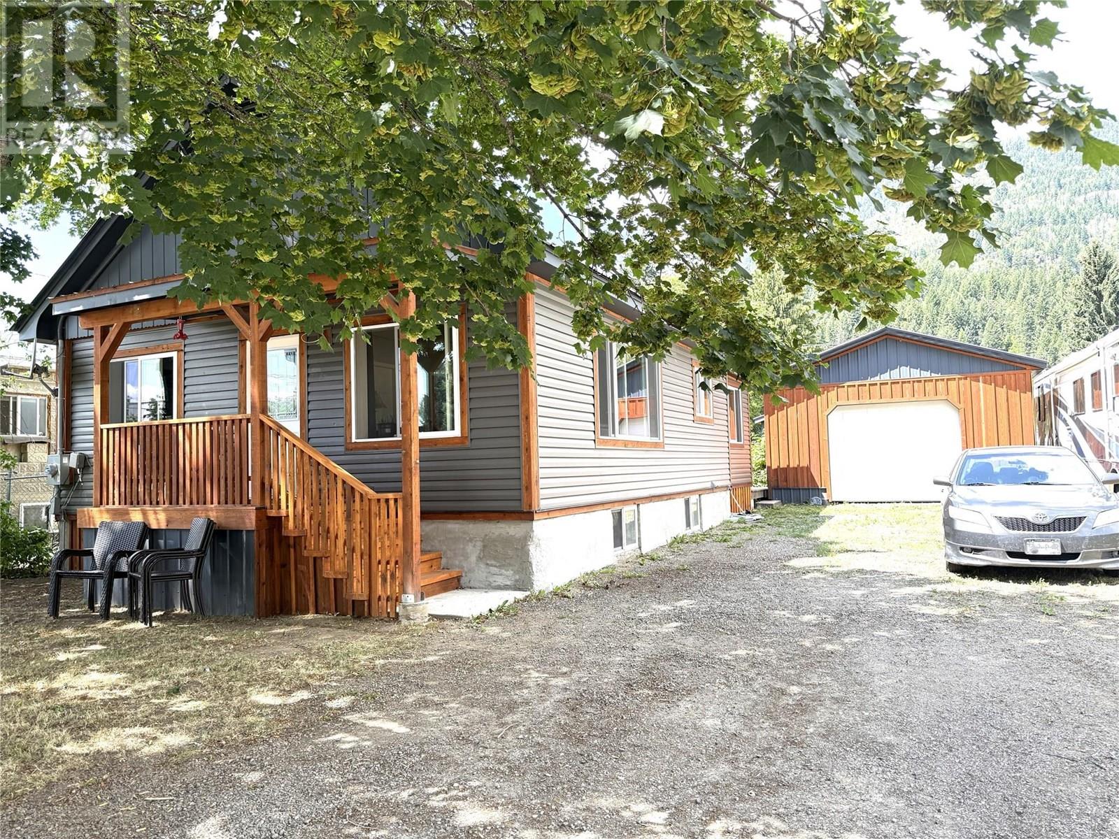 408 Sayward Ave, Salmo, BC V0G 1Z0