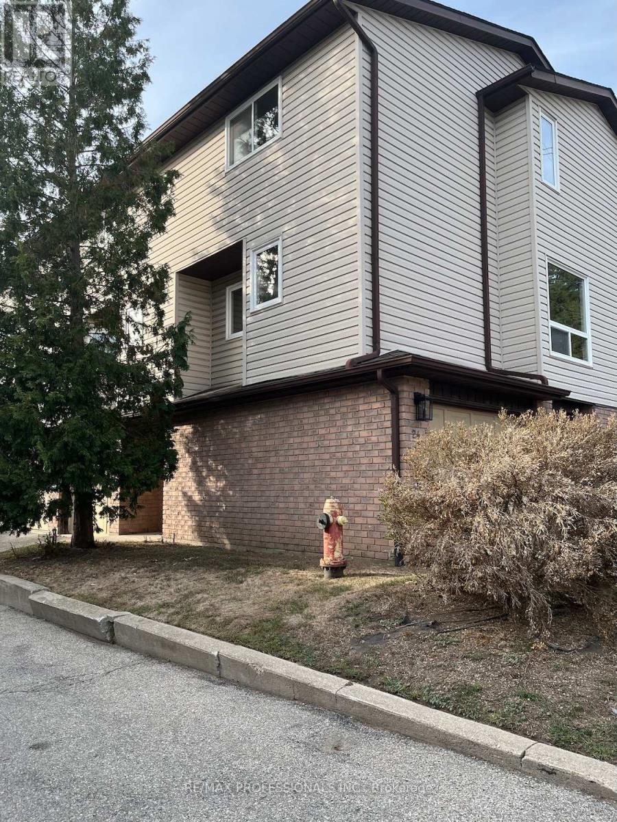 24 Bond St A St, Brantford, ON N3R 4G5