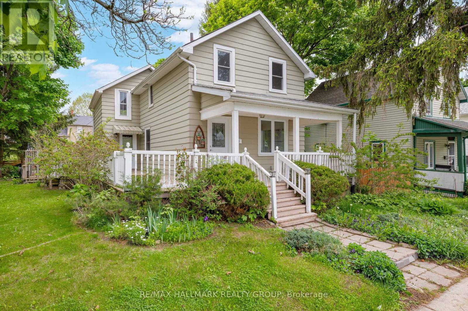 118 Wellington St, Gananoque, ON K7G 1B7