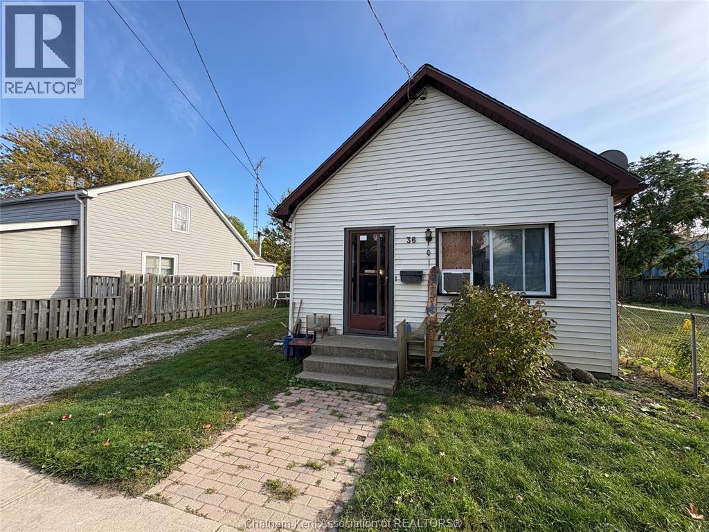 36 Alfred St, Chatham, ON N7M 3L5