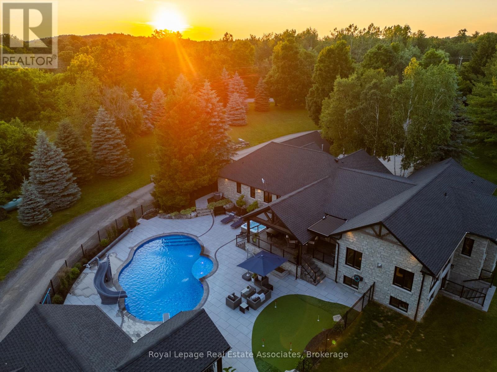 102 Concession 11 E, Hamilton, ON L8B 1H8