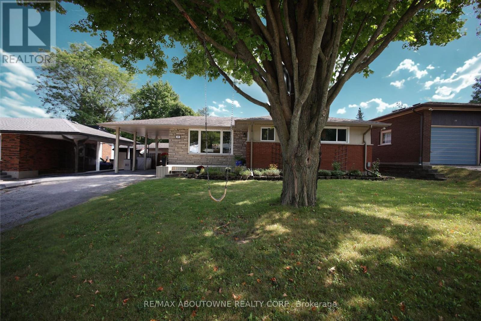 40 Autumn Leaf Rd, Hamilton, ON L9H 3V7