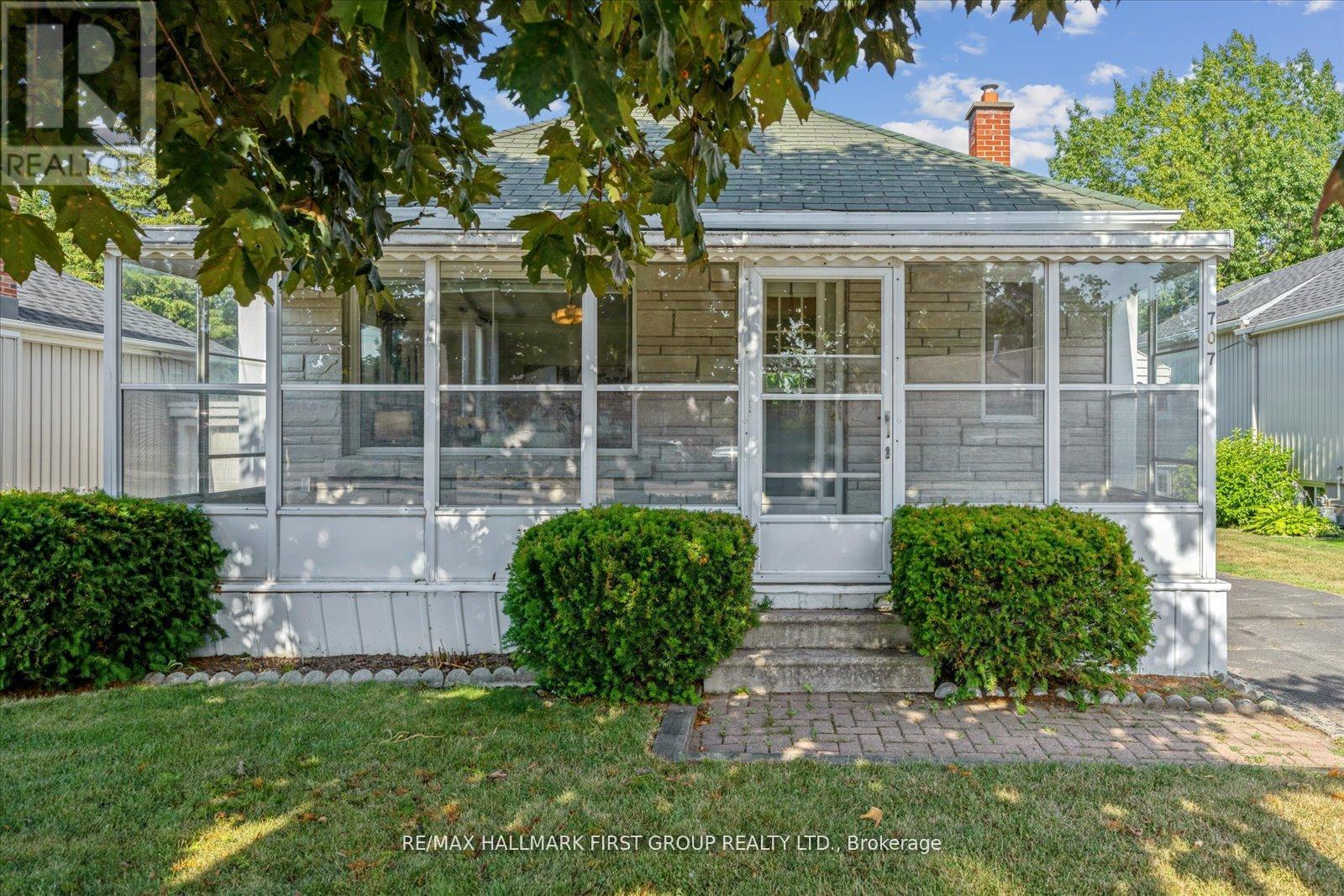 707 Athol St, Whitby, ON L1N 4A1