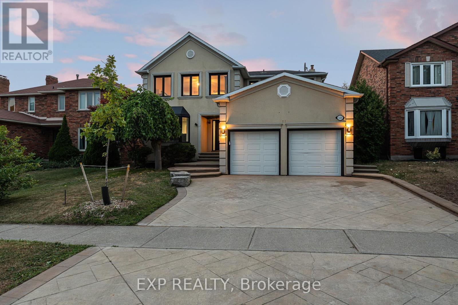 1221 Creekside Dr, Oakville, ON L6H 4Y8
