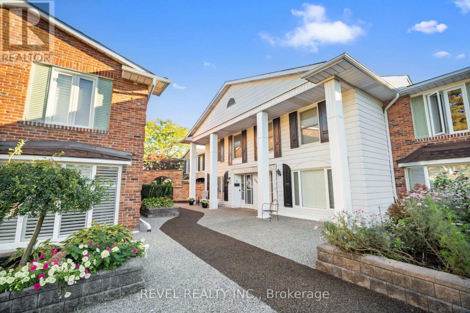 3 2058 Brant St, Burlington, ON L7P 3A6