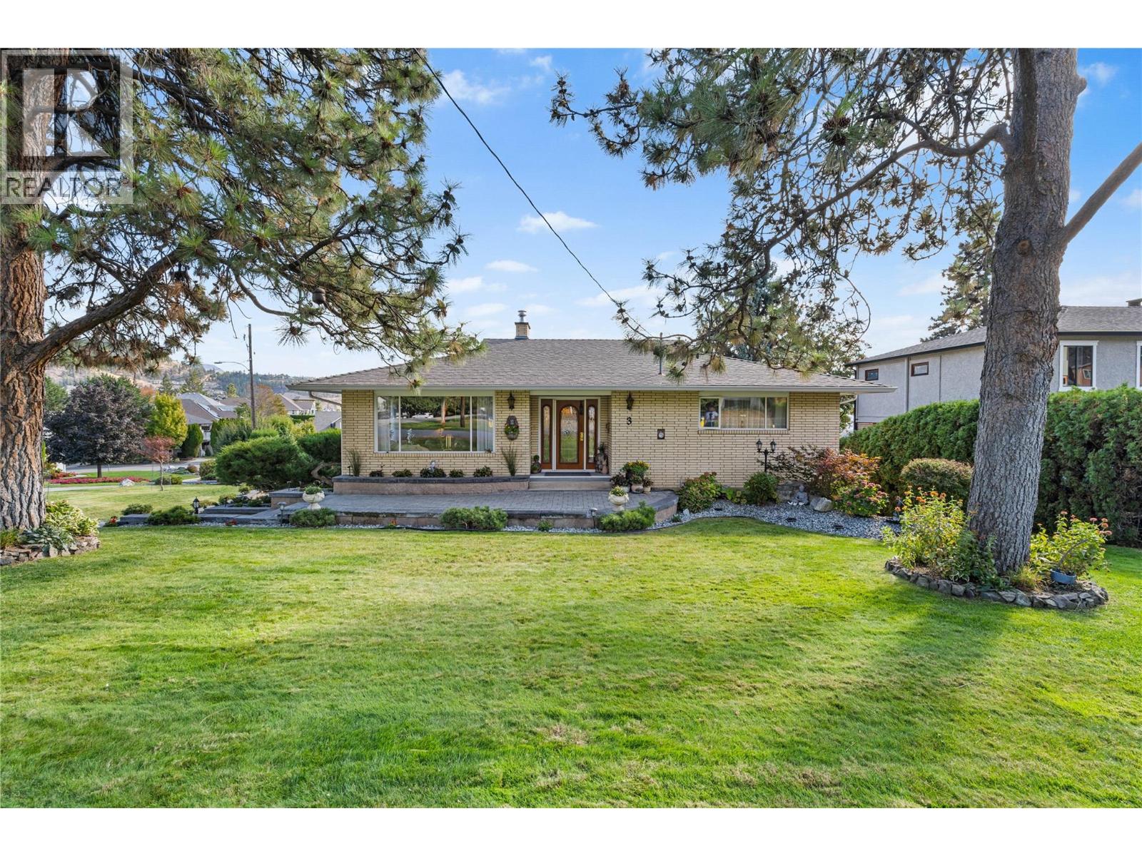 3 Alameda Ct, Kelowna, BC V1V 1C6