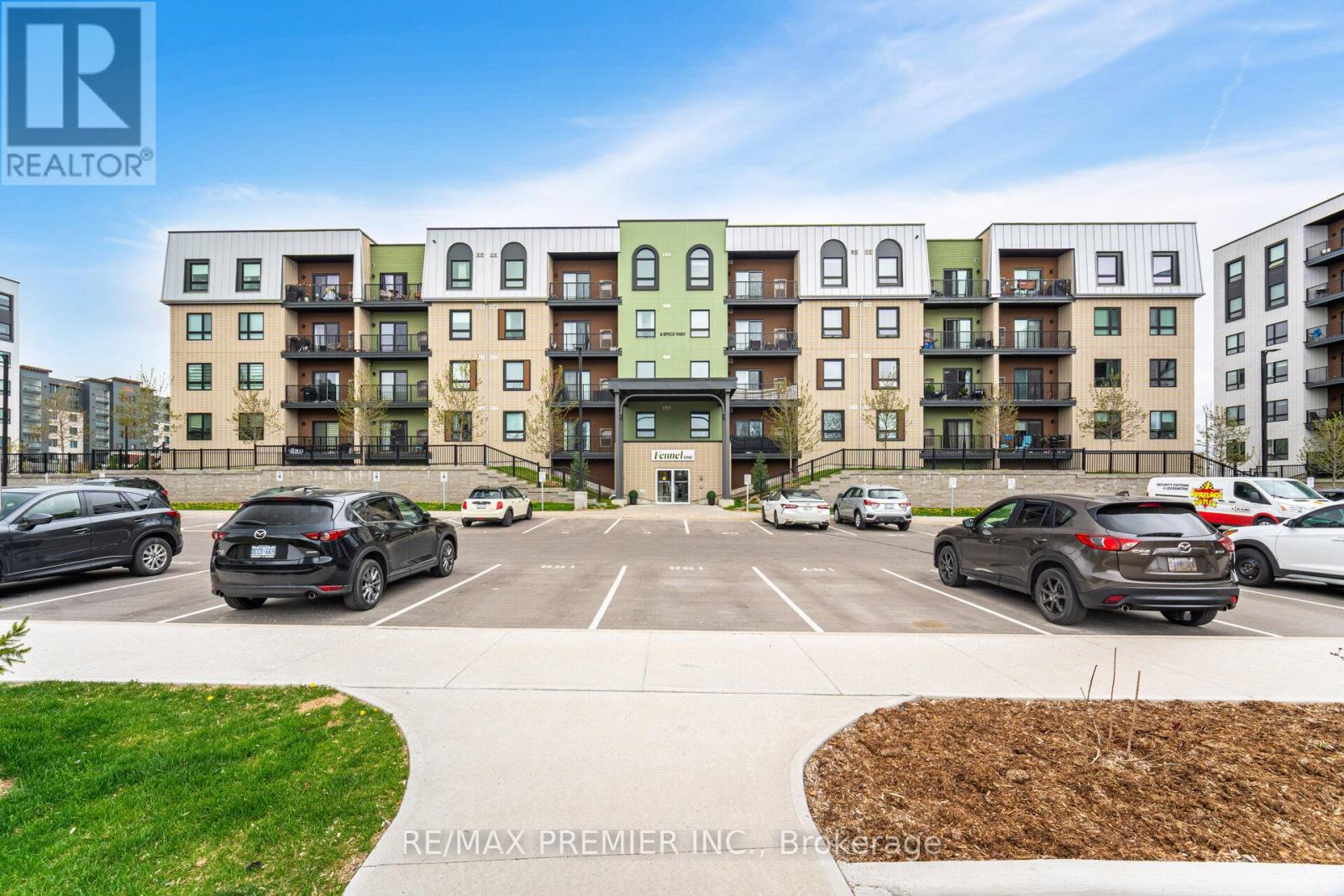 308 6 Spice Way, Barrie, ON L9J 0J9