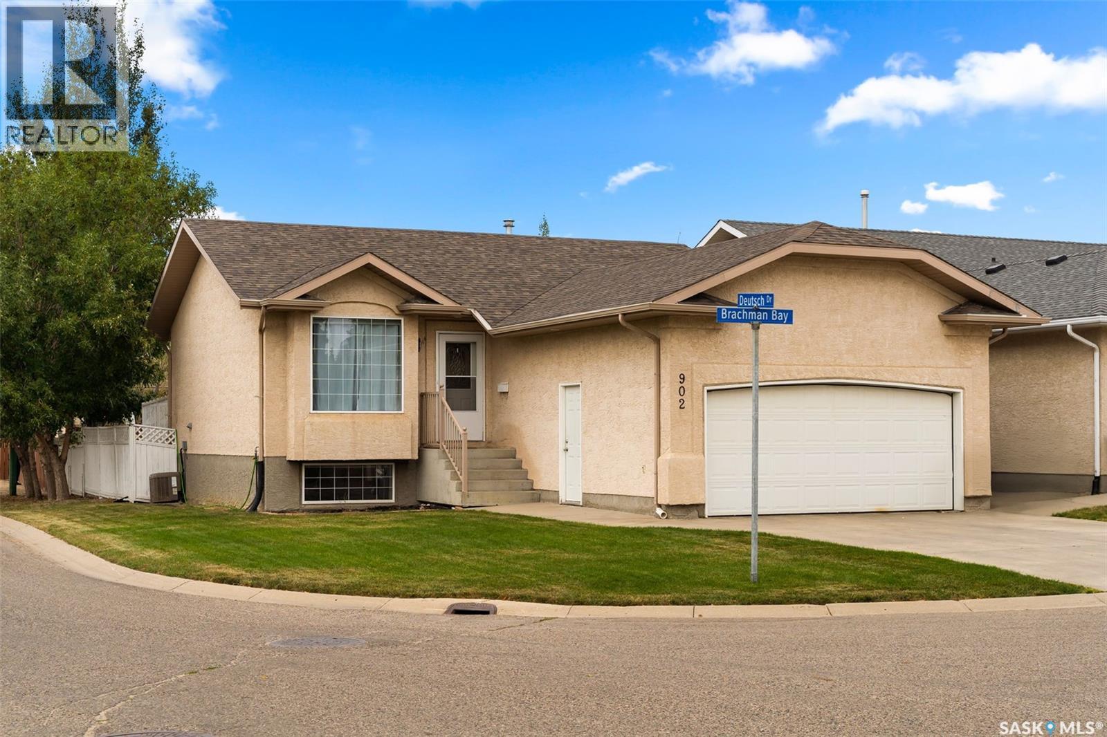 902 Brachman Bay, Regina, SK S4N 7P2