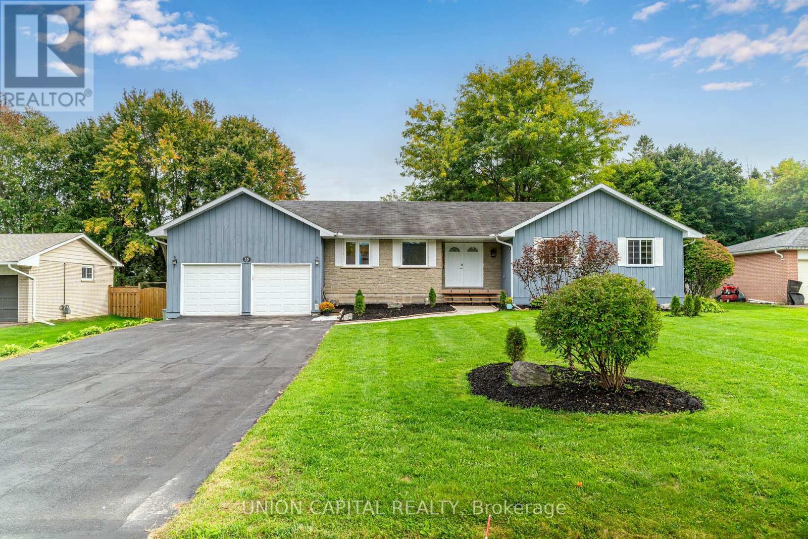 35 Jonathan St, Uxbridge, ON L9P 1B7