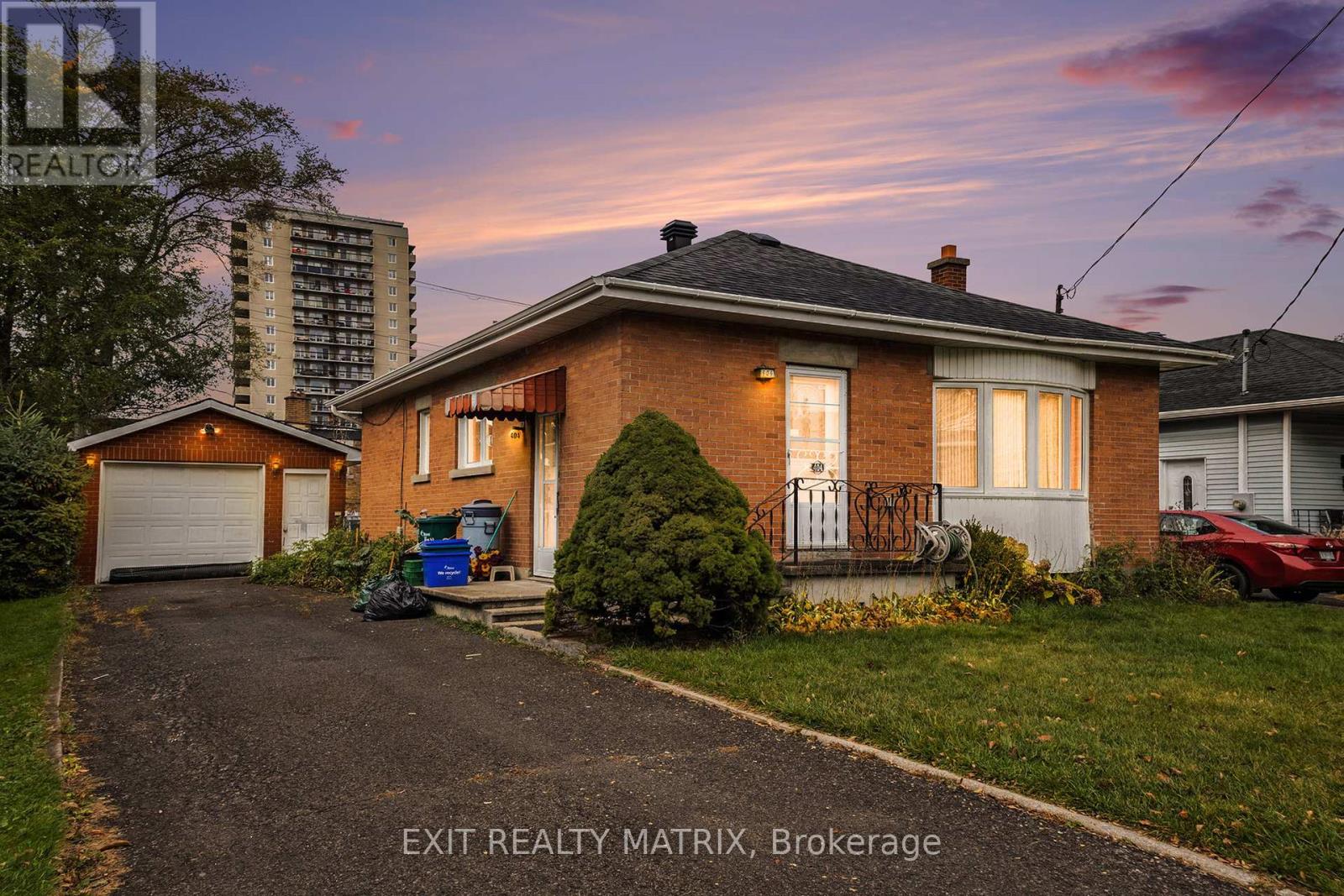 404 Maria Goretti Cir, Ottawa, ON K1L 6S4
