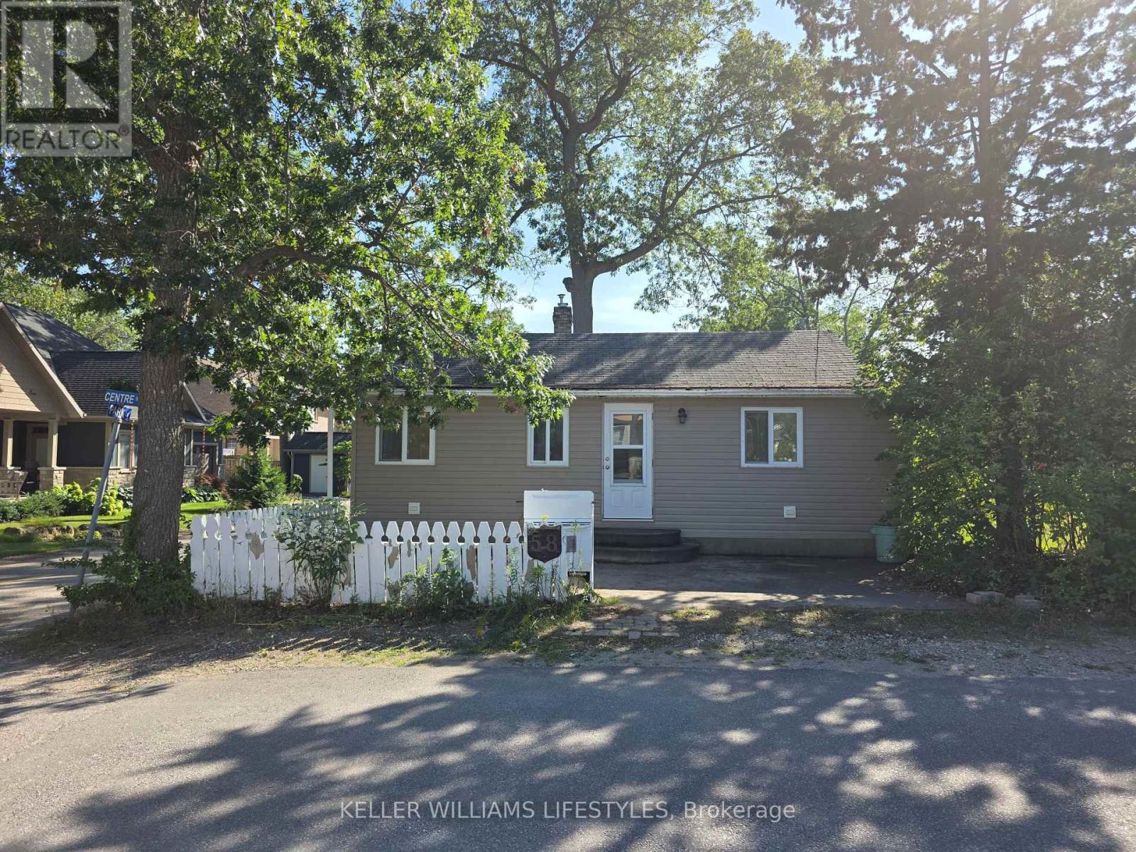 58 Centre St, Lambton Shores, ON N0M 1T0