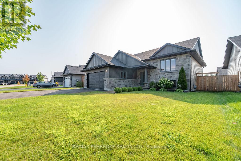 13 Drew St, Petawawa, ON K8H 0G4