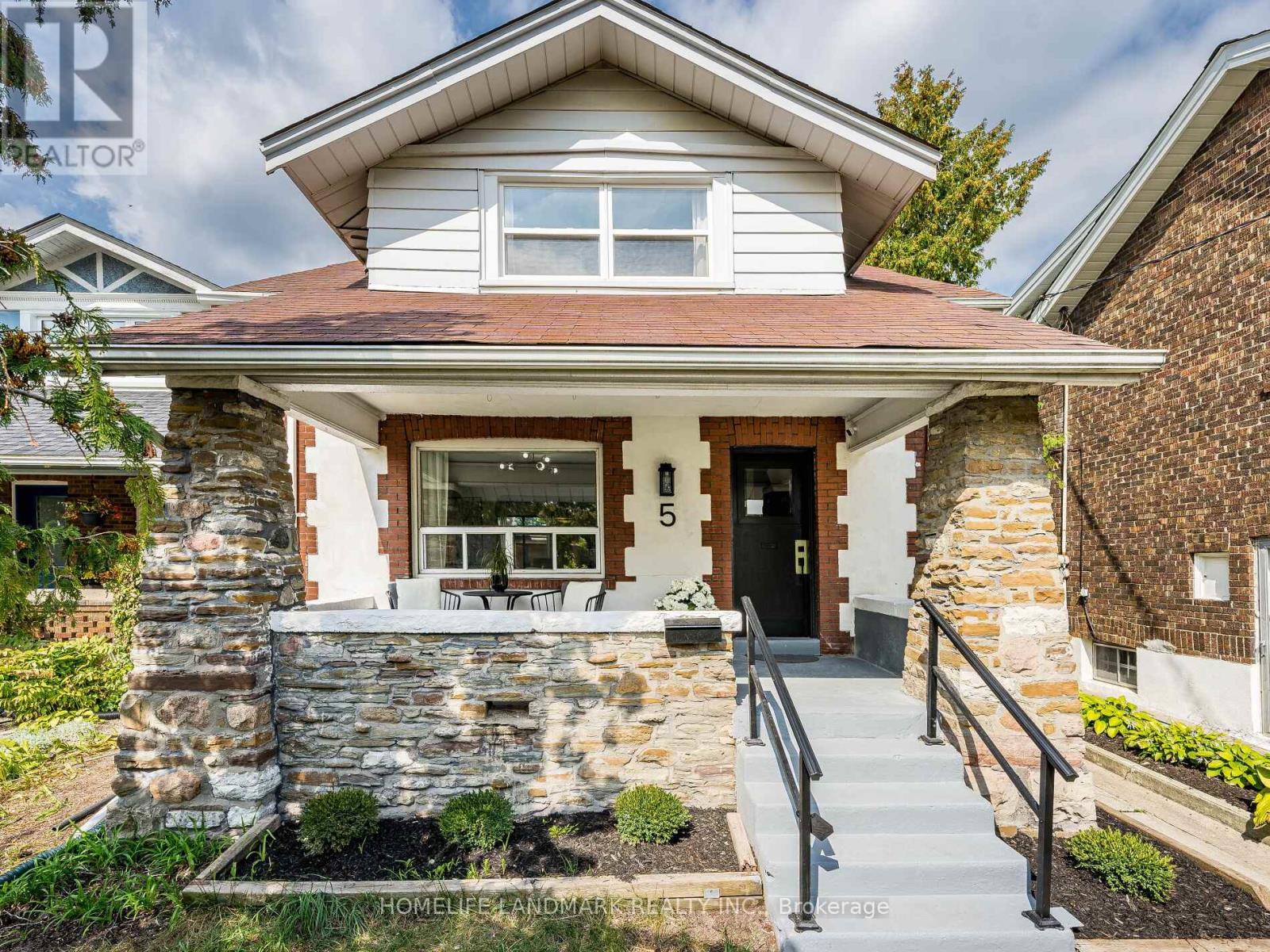5 Beachview Cres, Toronto, ON M4E 2L4