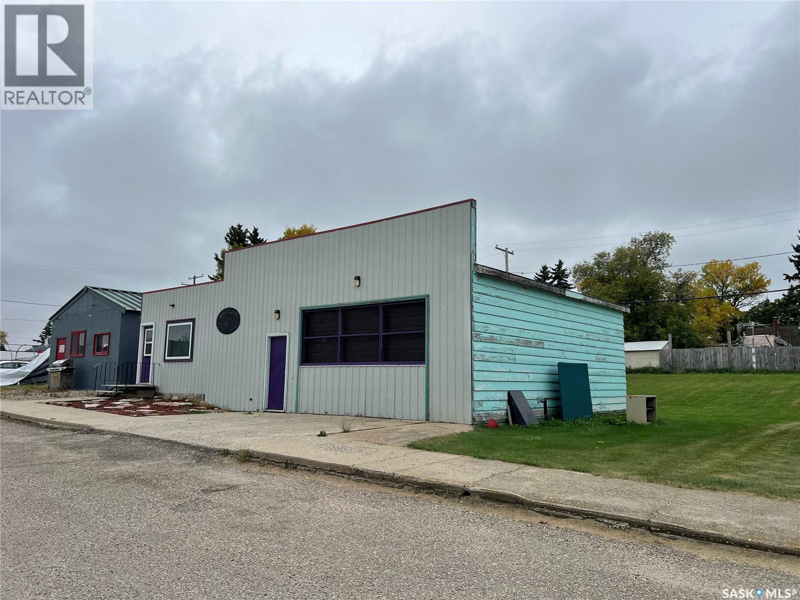 111 Railway Ave N, Middle Lake, SK S0K 2X0