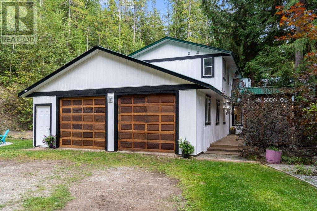 9048 Hummingbird Dr, Swansea Point, BC V0E 2K2