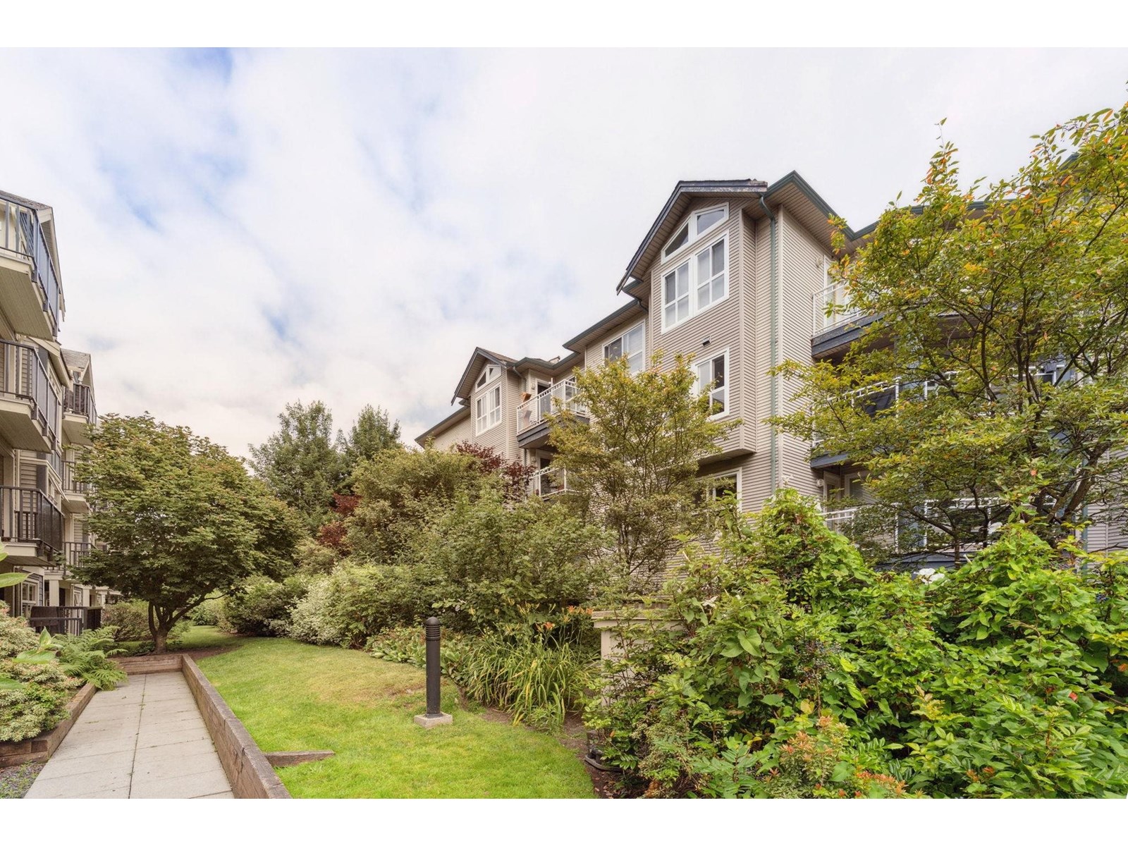 8115 121a Street Unit 211, Surrey, BC V3W 1J2