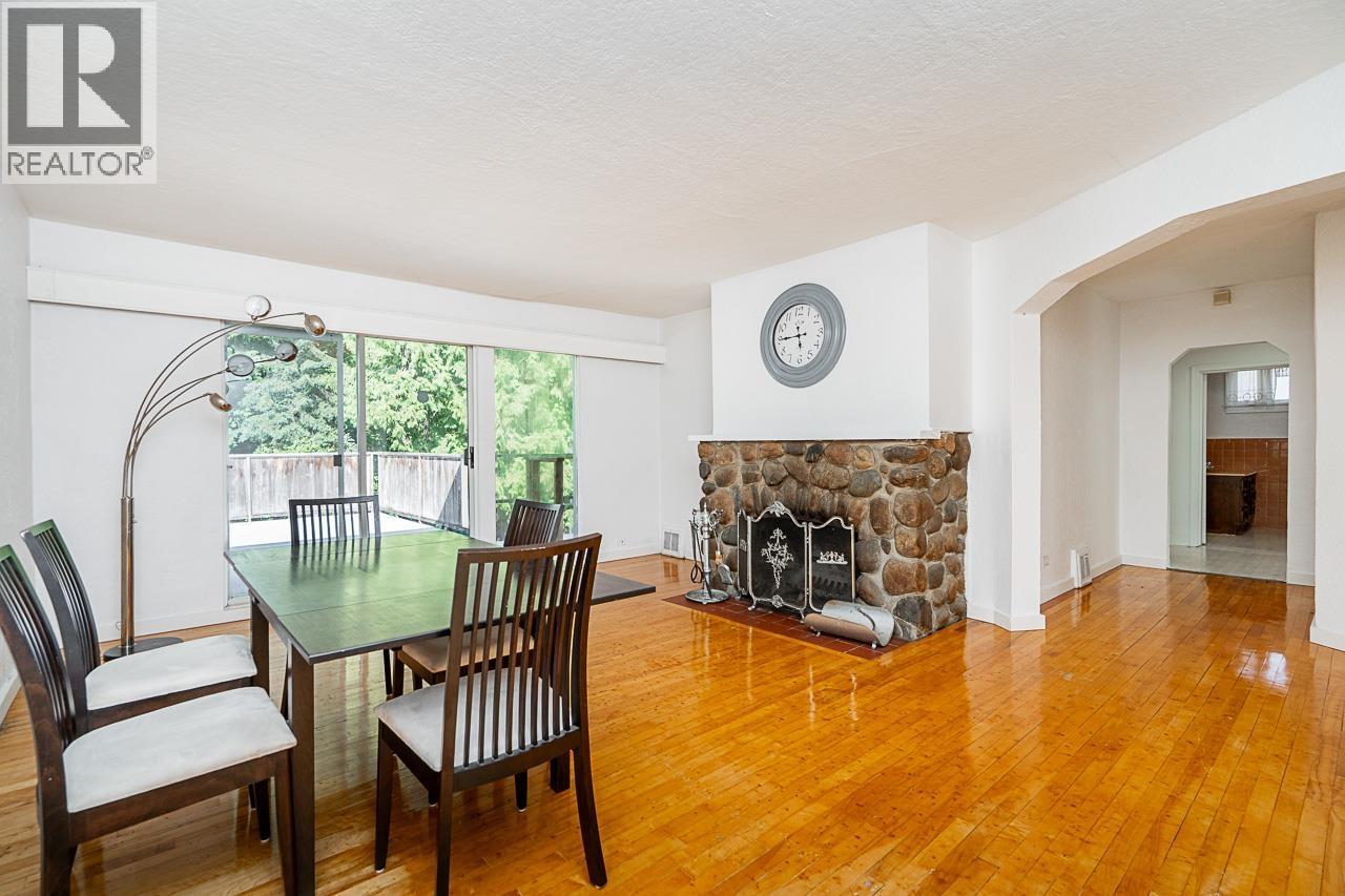 2212 Old Dollarton Rd, North Vancouver, BC V7H 1A8