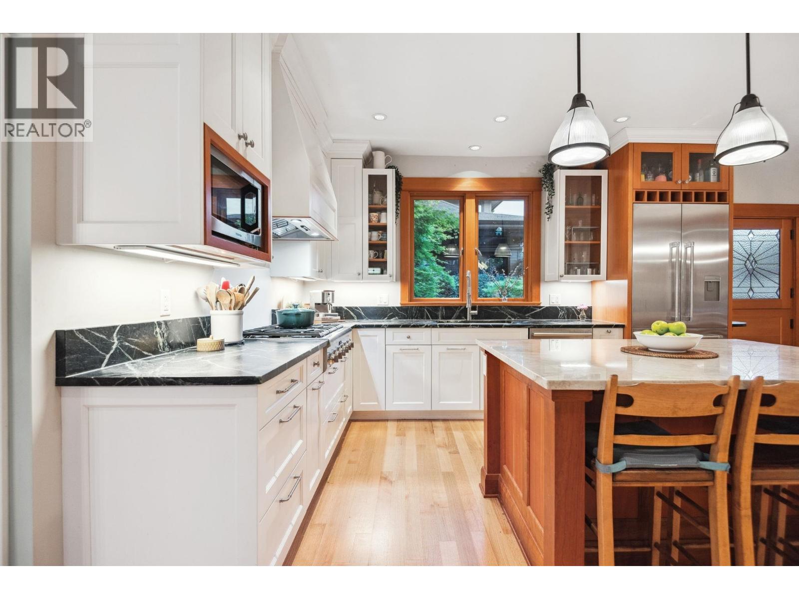 346 E 5th St, North Vancouver, BC V7L 1L9