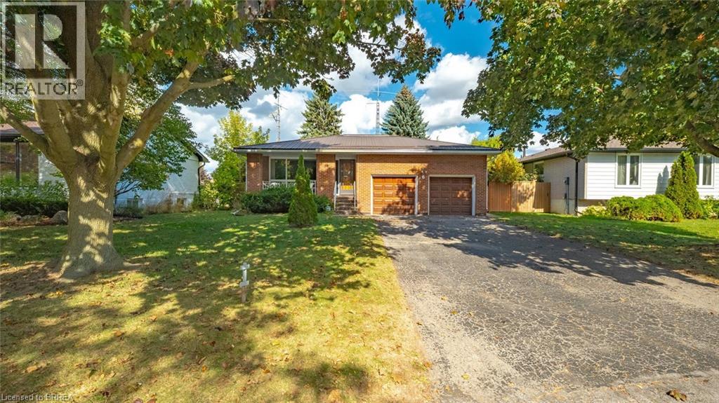 6 Ventnor Ct, Brantford, ON N3R 6L8