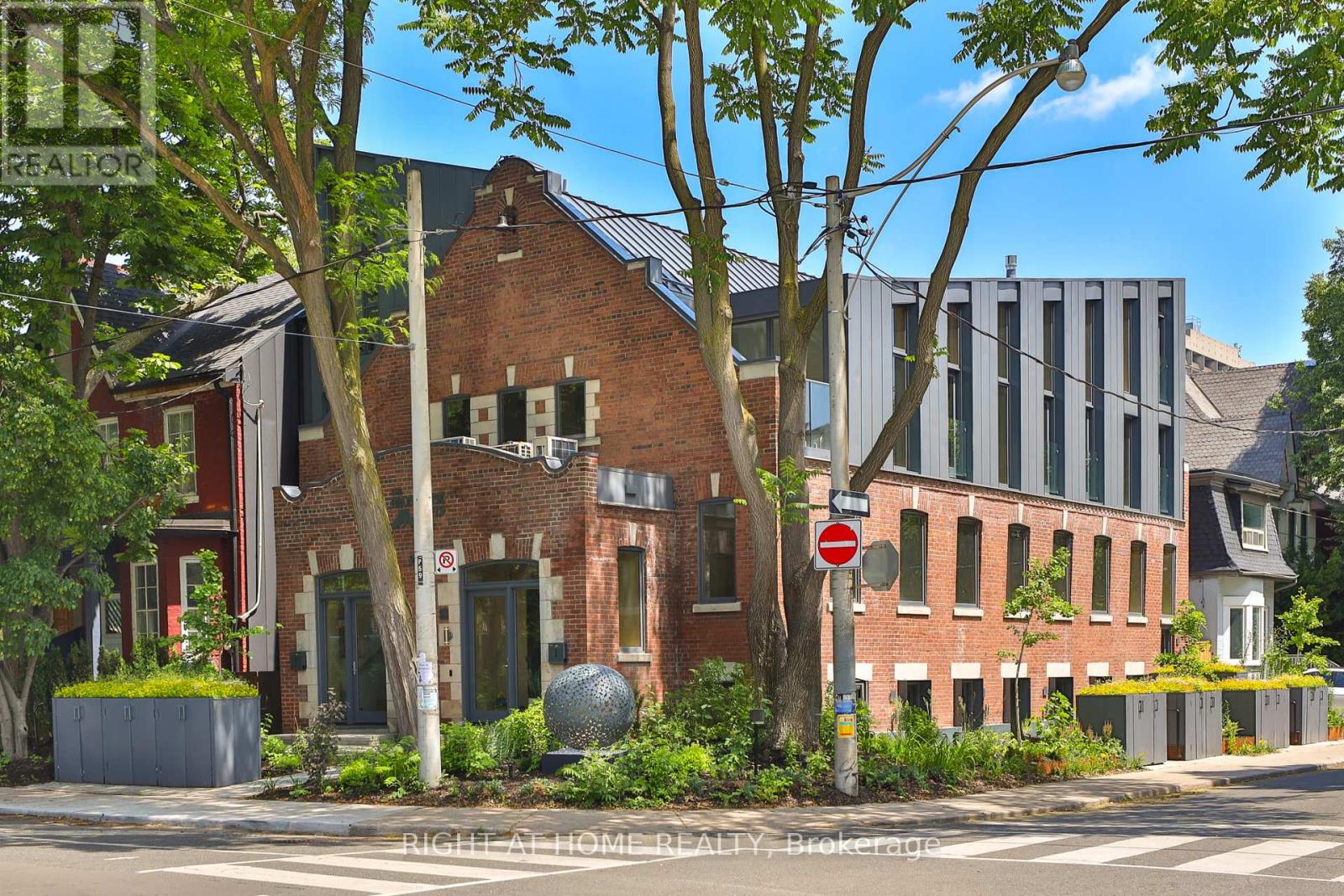 225 Brunswick Ave Ph 2 Ave, Toronto, ON M5S 2M4