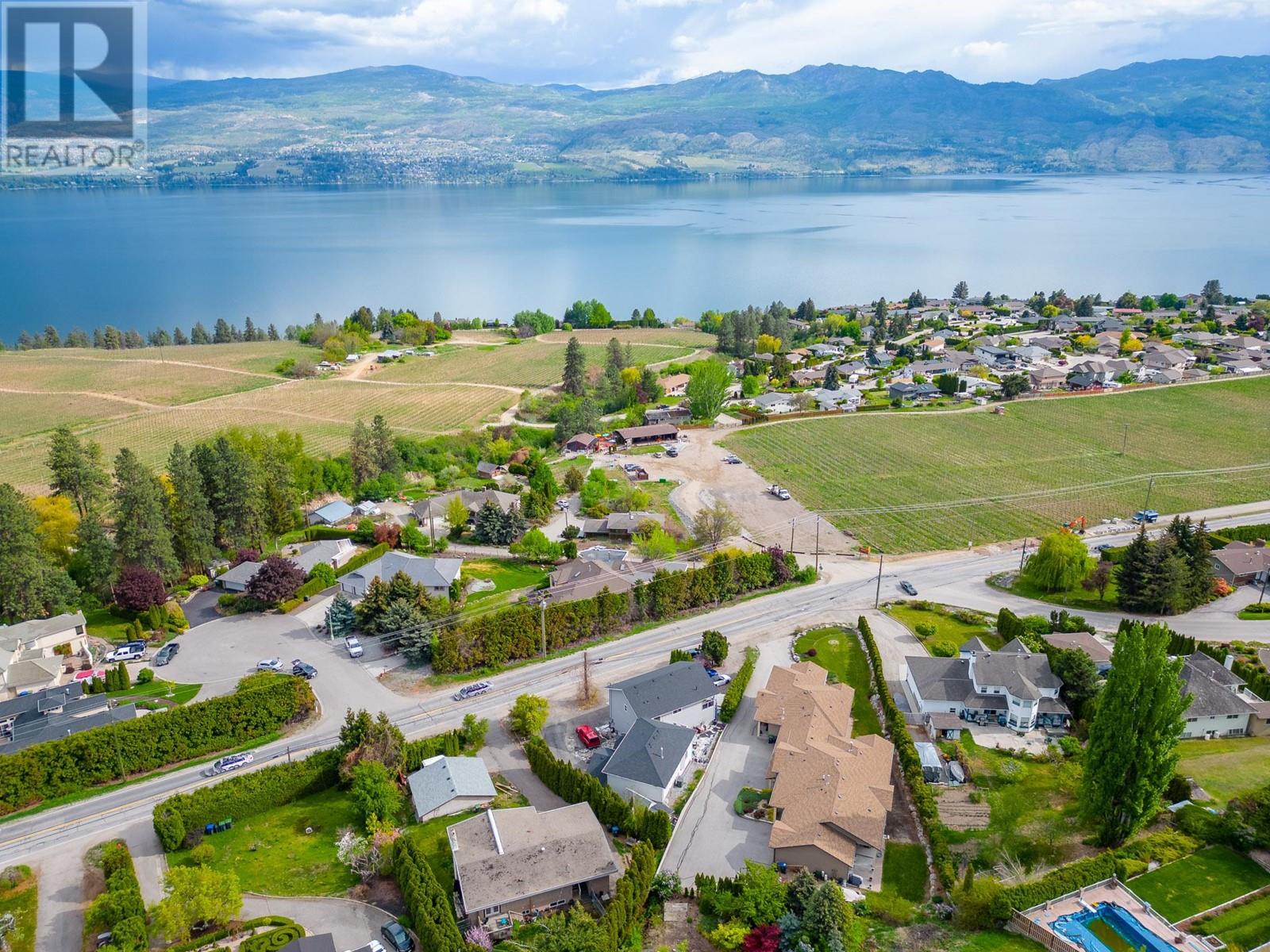 3174 Boucherie Rd, West Kelowna, BC V1Z 2G9