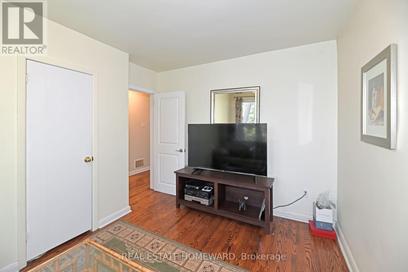 9 Red Deer Ave, Toronto Birchcliffe-cliffside, ON M1N 2Y6