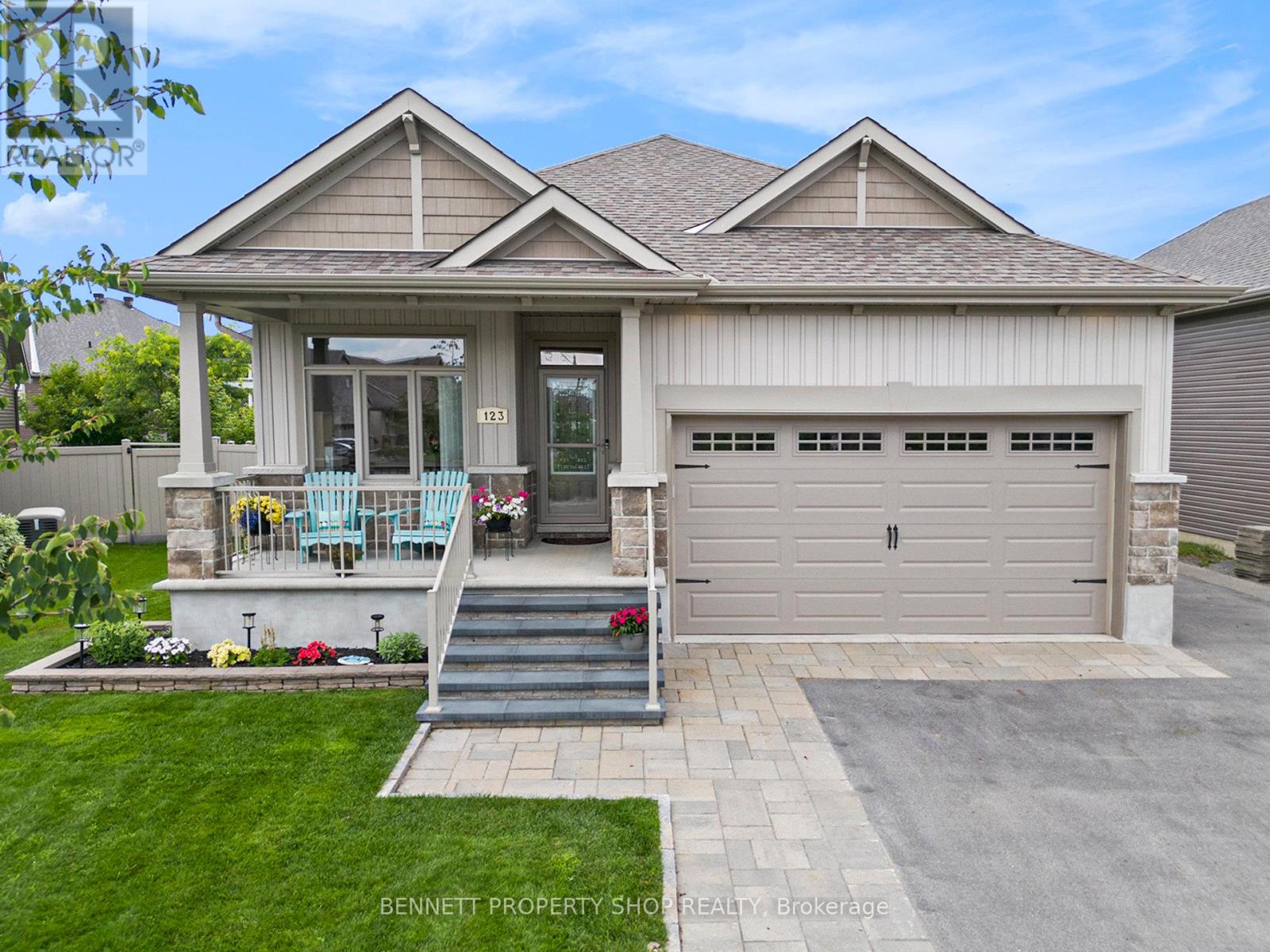 123 Elfin Grv, Ottawa, ON K2V 0B9