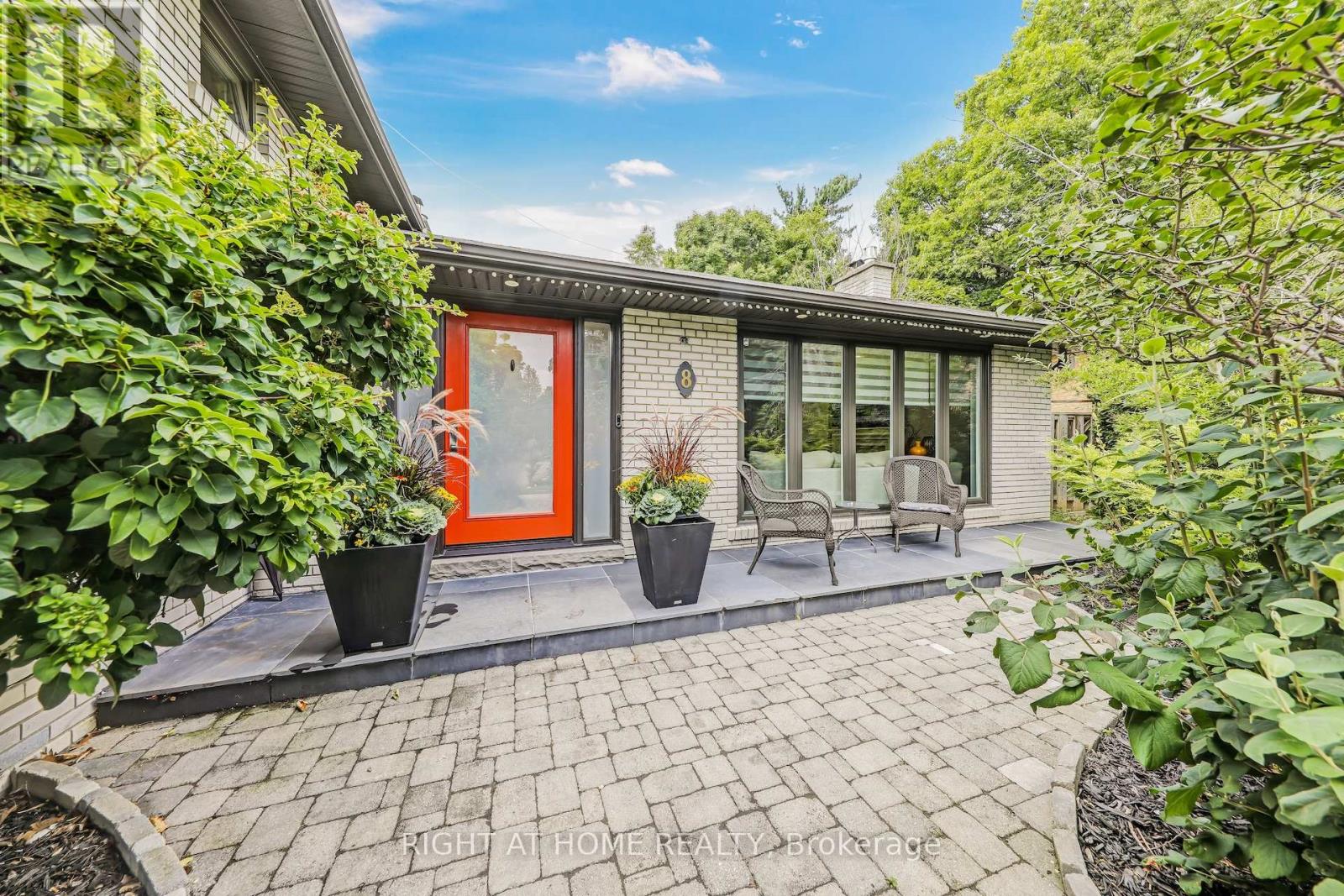 8 Hillavon Dr, Toronto, ON M9B 2P5