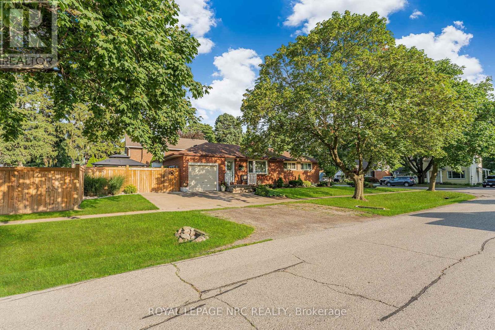 6 Maplewood Dr, St. Catharines, ON L2M 3P1