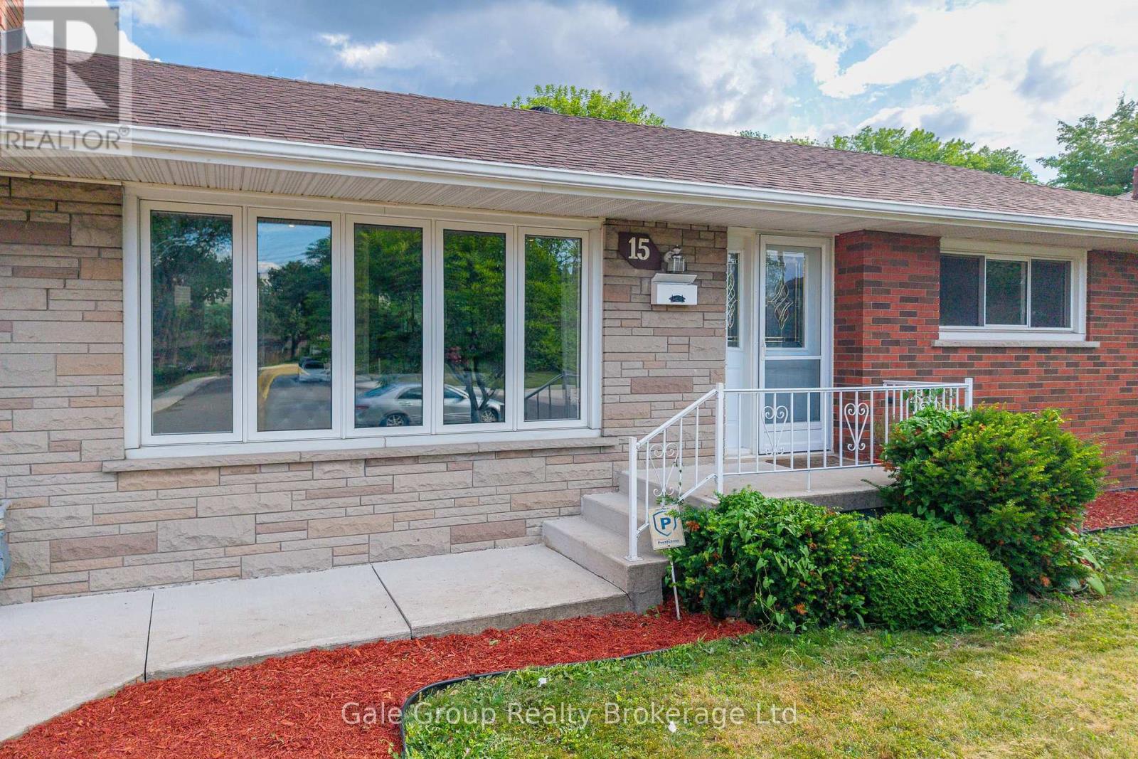 15 Kelvin Ct, Hamilton, ON L8E 1J2