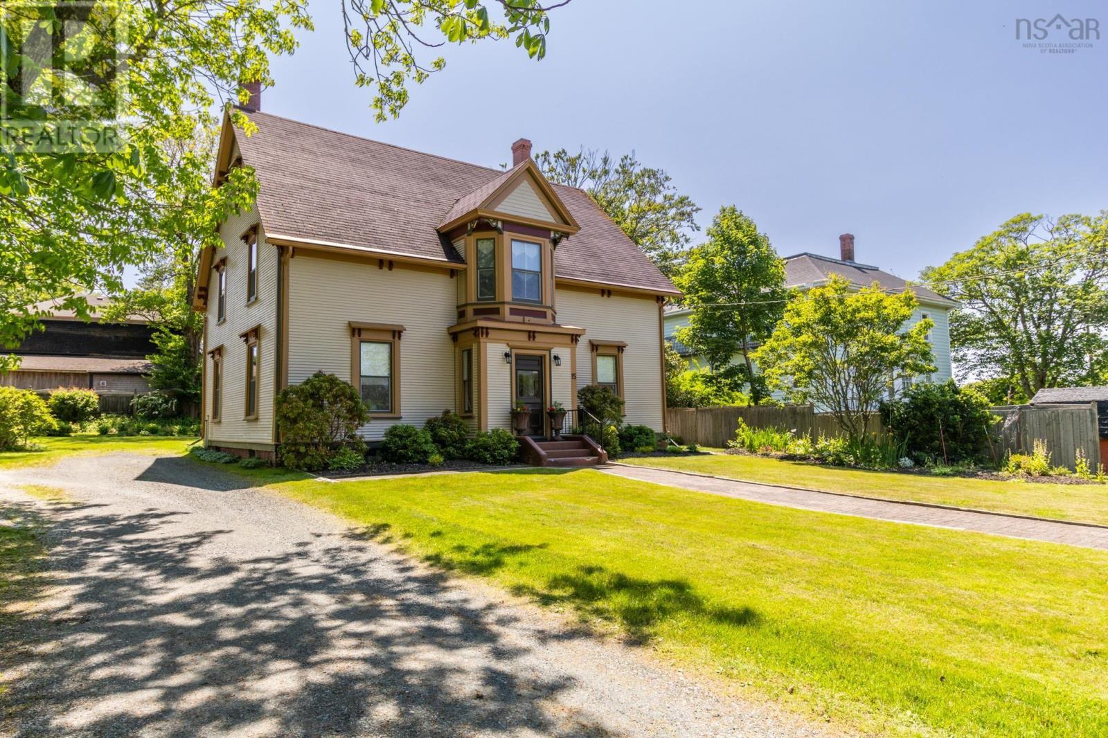15 Elm St, Yarmouth, NS B5A 2P8