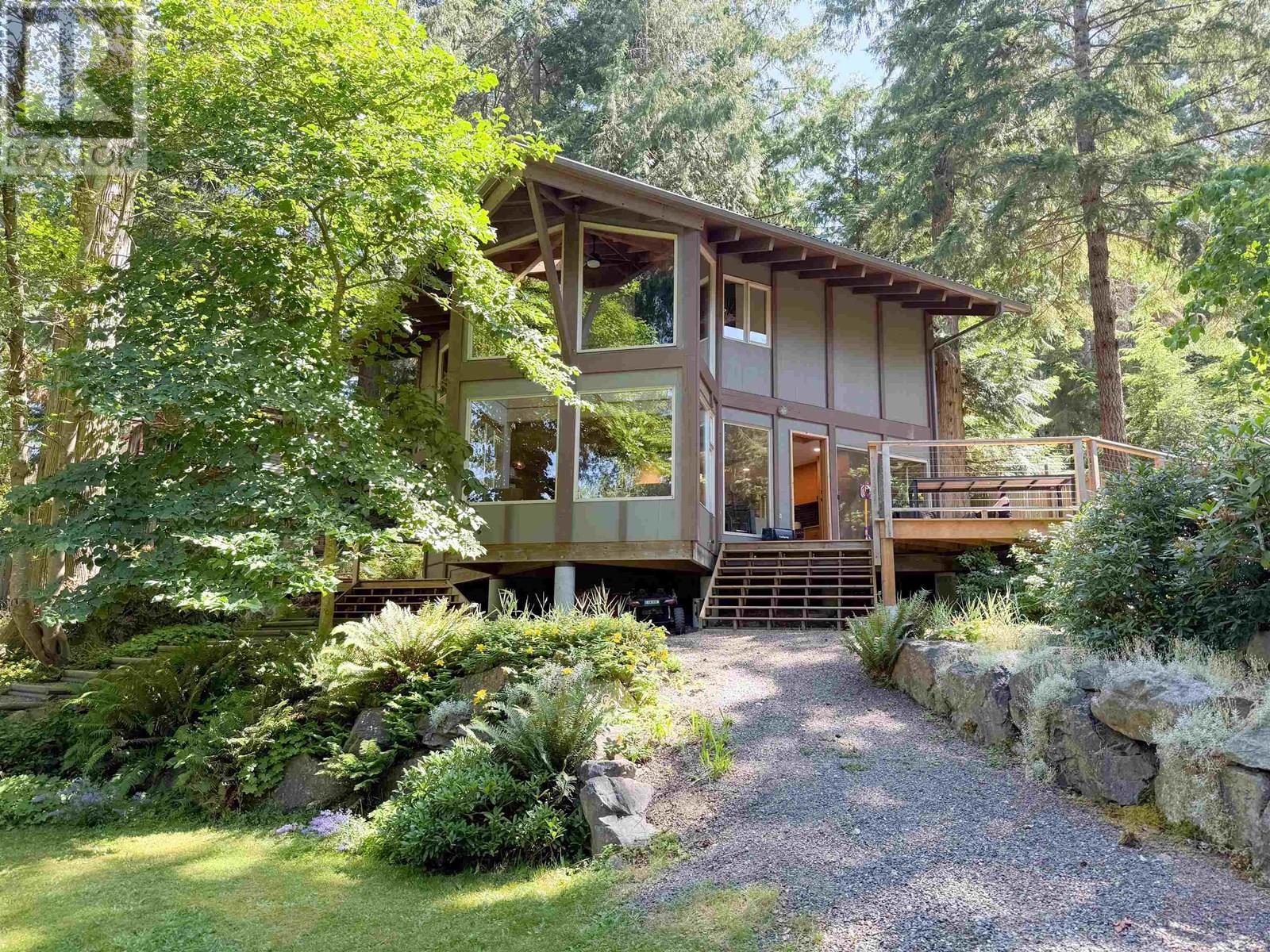901 Windjammer Rd, Bowen Island, BC V0N 1G2