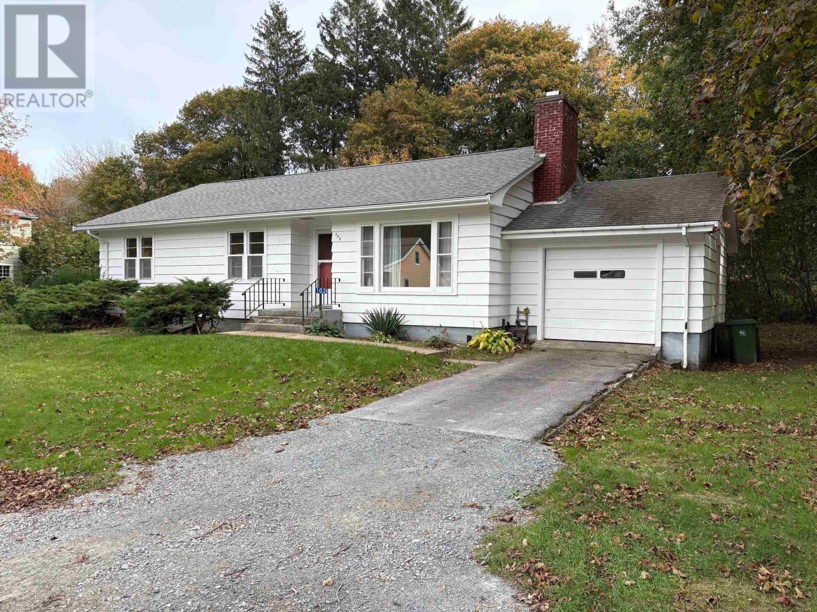 103 Waterloo St, Liverpool, NS B0T 1G0