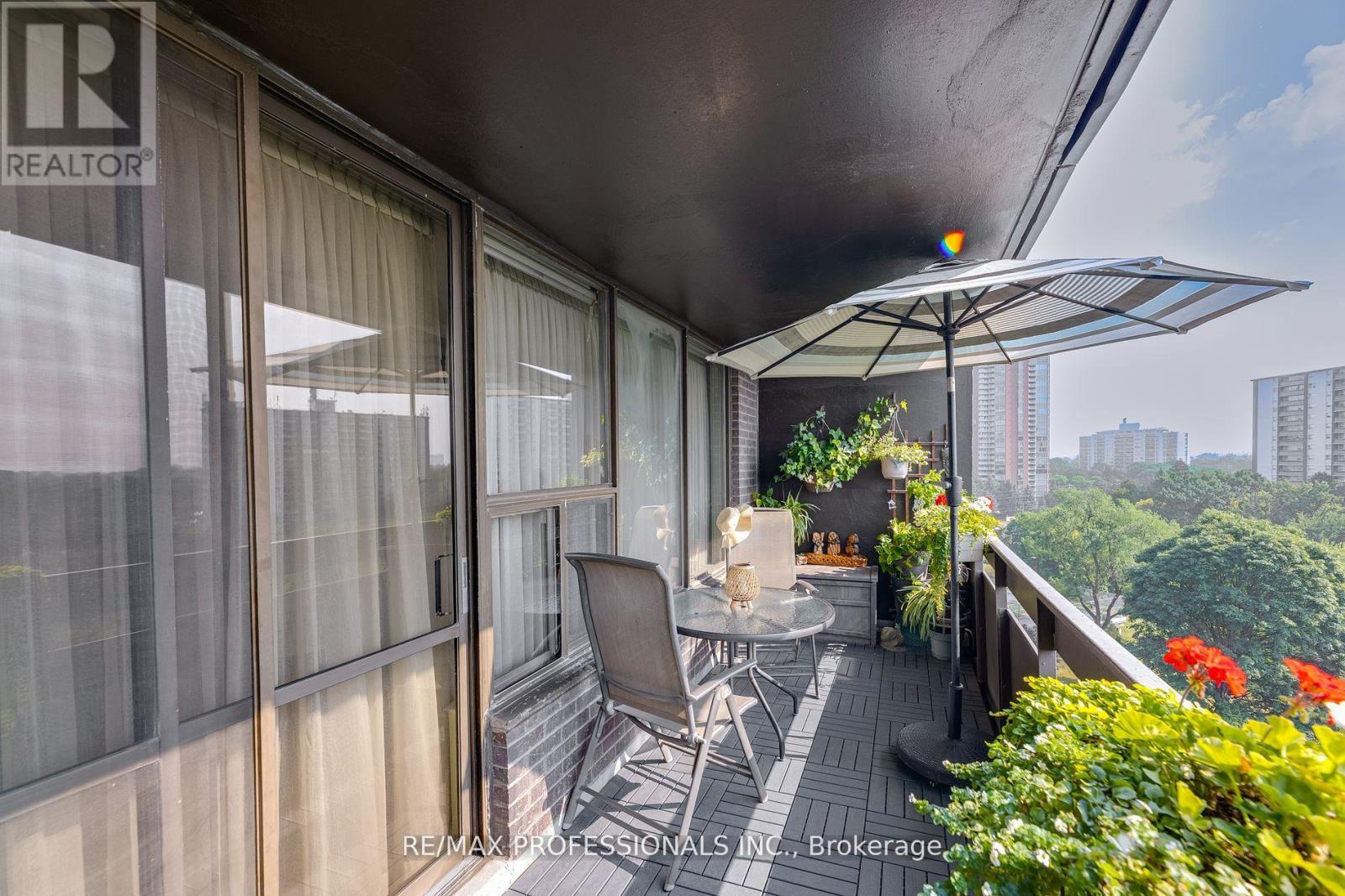 907 11 Wincott Dr, Toronto, ON M9R 2R9