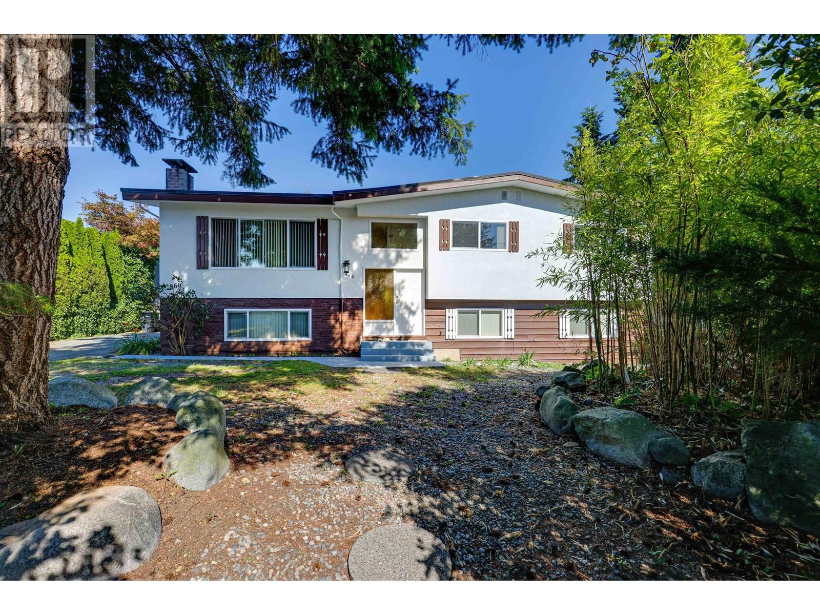860 Howard Ave, Burnaby, BC V5B 3R6