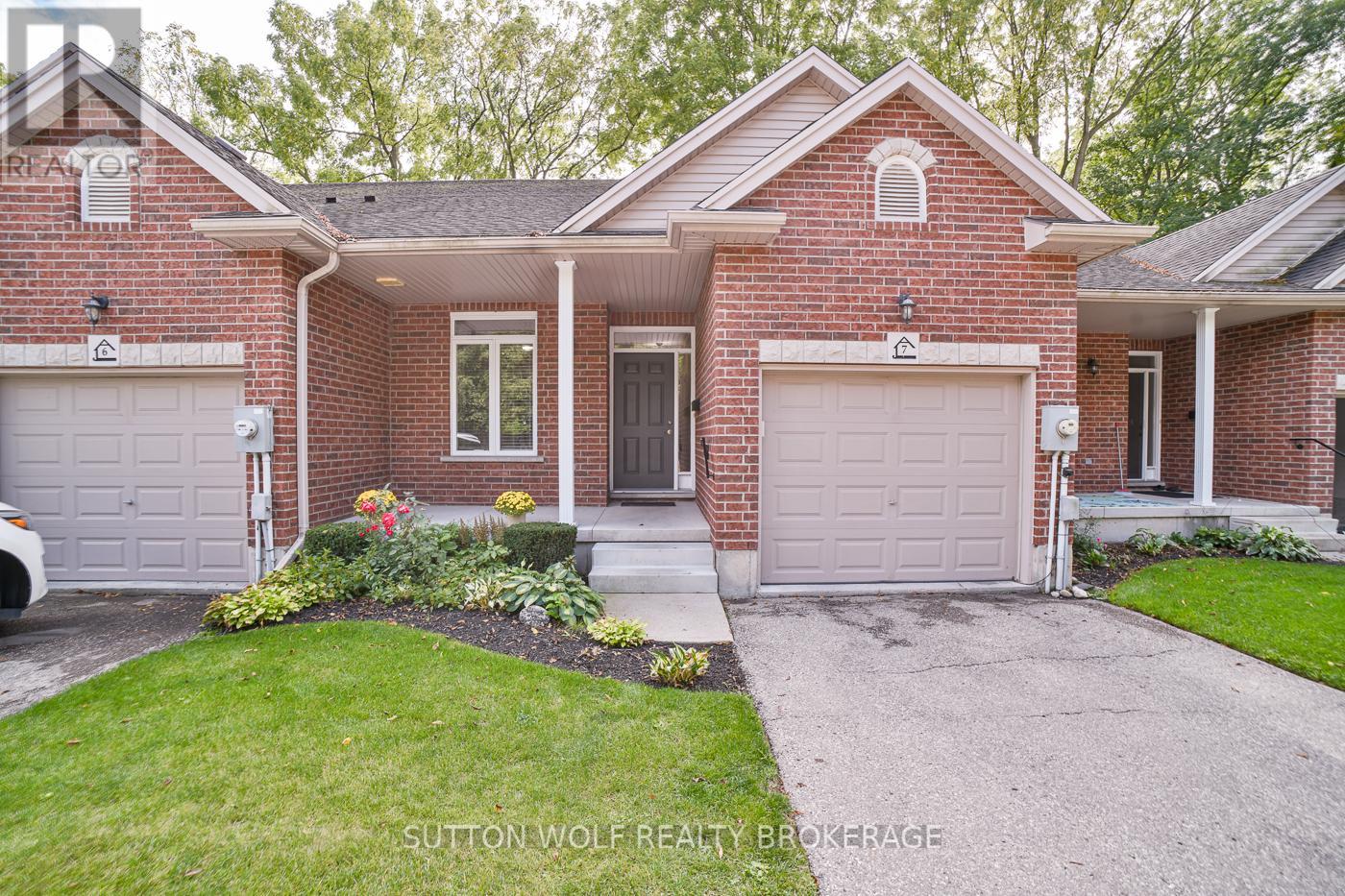 7 384 Head St N, Strathroy-Caradoc, ON N7G 2J9