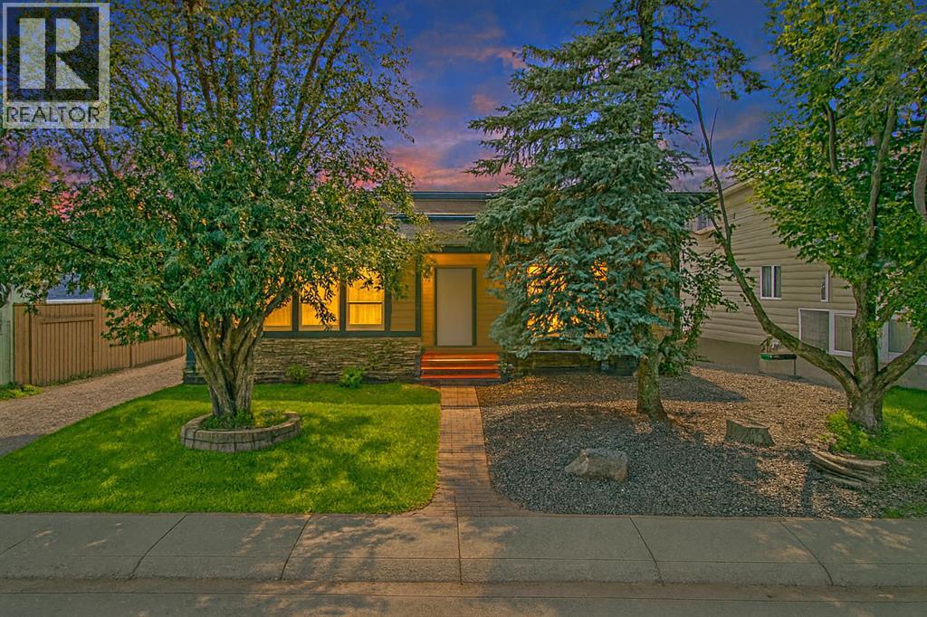 32 Woodbrook Close SW, Calgary, AB T2W 4E9