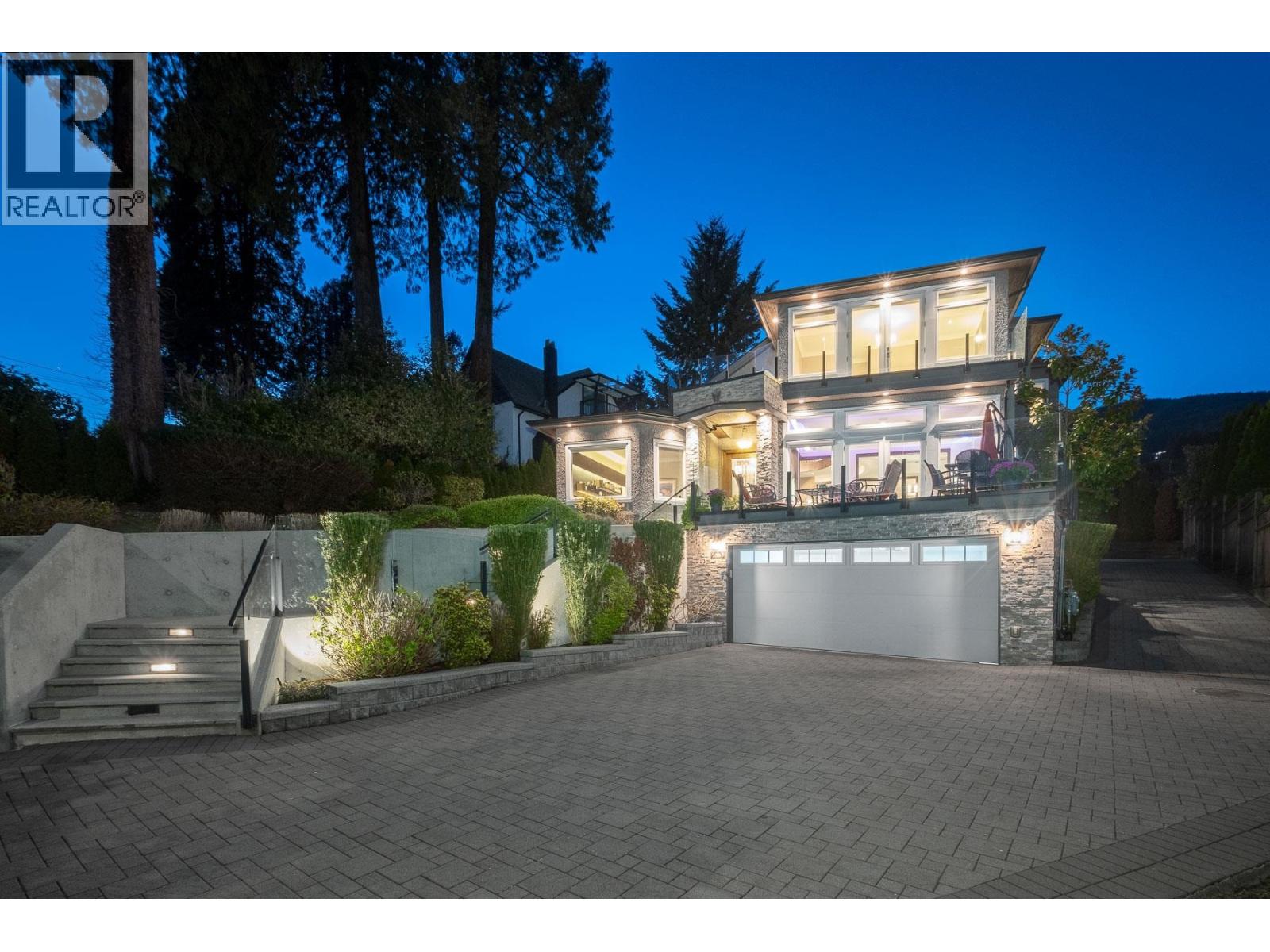 2567 Lawson Ave, West Vancouver, BC V7V 2G1