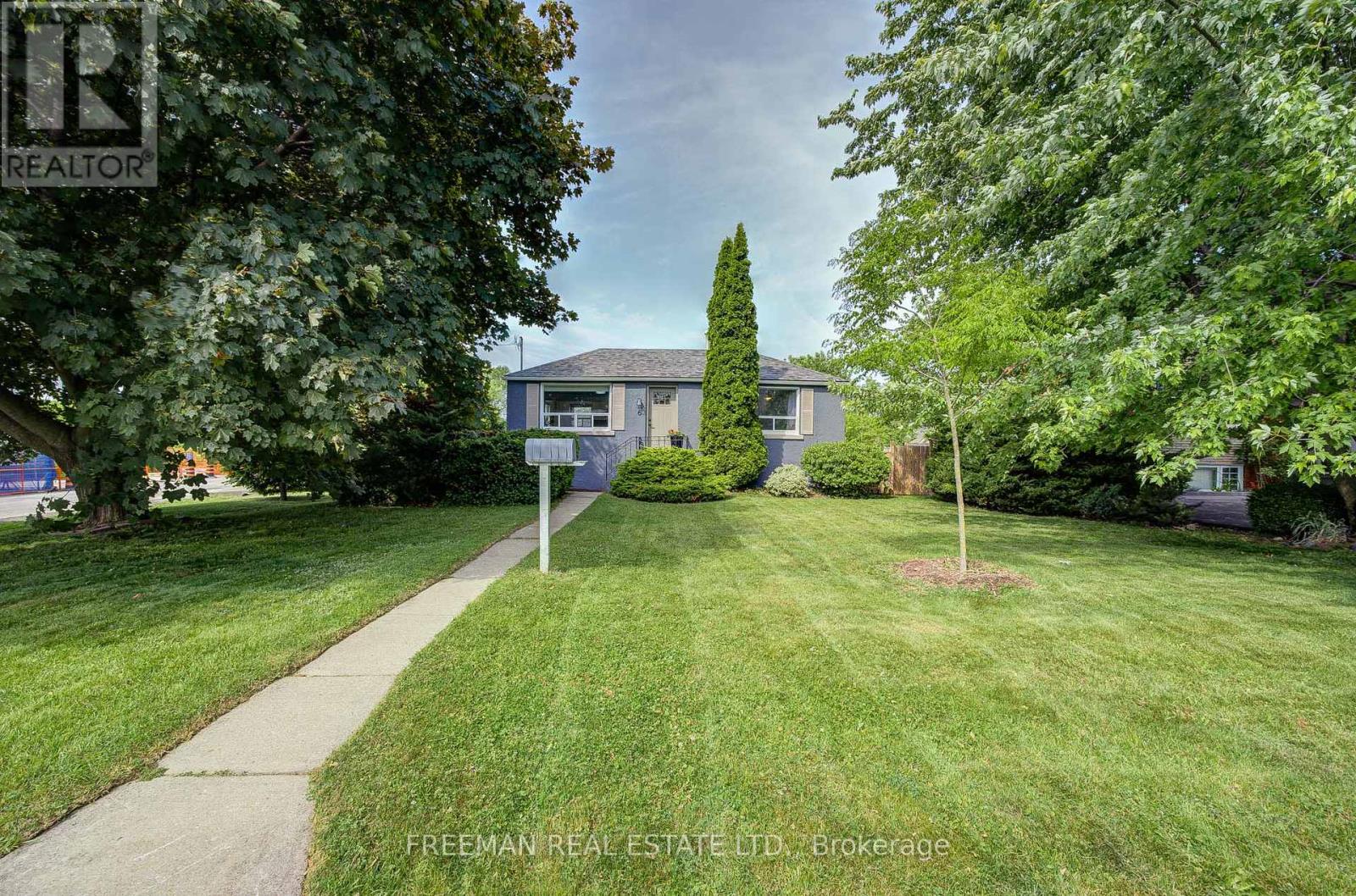 6 Lloyd George Ave, Toronto, ON M8W 3W4