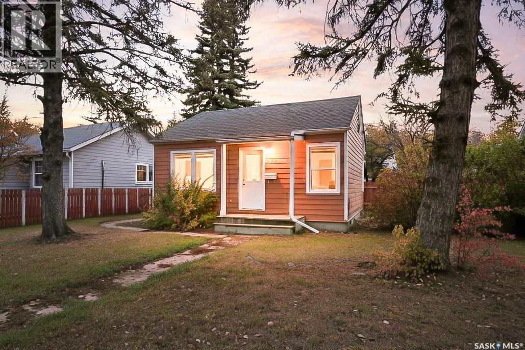 826 Athabasca St E, Moose Jaw, SK S6H 0M7