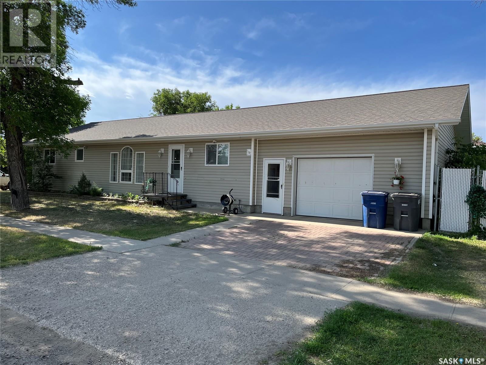 602 Centre St, Assiniboia, SK S0H 0B0